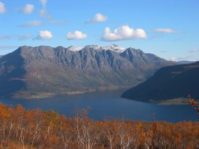 Astafjorden og Lavangen sett fra fjellet p Andrja.jpg