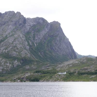 Gammelt nordlandshus under fjellet.jpg