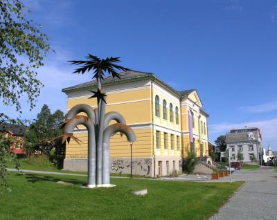 Steel palm outside the art gallery.jpg