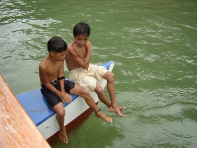 自行游上船的菲國小朋友