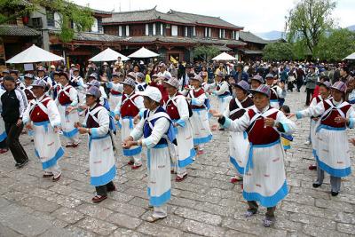 traditioneller Tanz der Naxi-Minderheit / traditional dance of the Naxi Minority 1