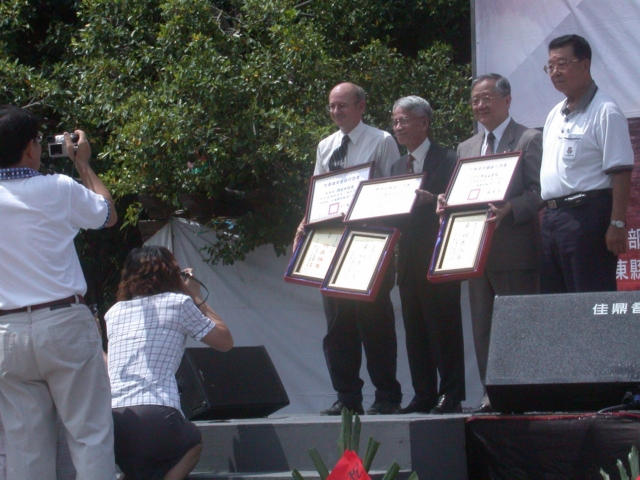 Service awards to 3 Hengchun Drs.