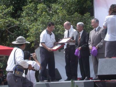 Mayor of Hengchun presents awards