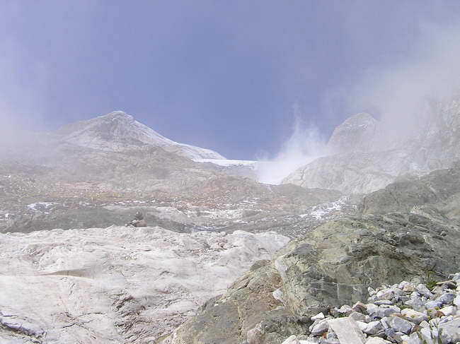 Quand le brouillard se dissipe : pic Montferrat (3219 m)