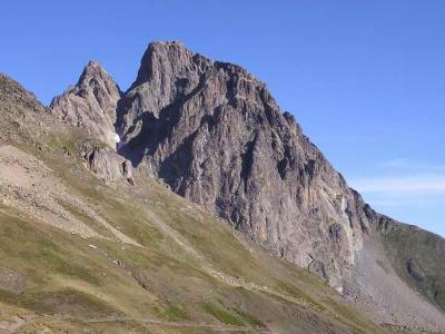 L'imposant versant sud du Pic d'Ossau