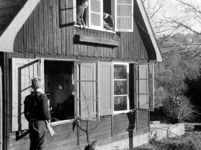 Foufouland 1961 : Catherine et Cécile à la fenêtre, Nicolas monte la garde, Claire joue à ?