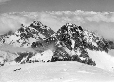  Palas (2974 m) au premier plan. Arrius (2748 m) et Lurien (2826 m)  gche.