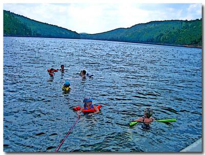 05_hikers_lake_day