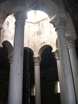El Banys rabs (the Arab Baths): Above the pool - Romanesque columns with Corinthian capitals - support a cupola to let in light