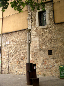 Cul de la Lleonna (Lioness' Bottom): Kissing it  guarantees returning to the city. A medieval wall is behind it.