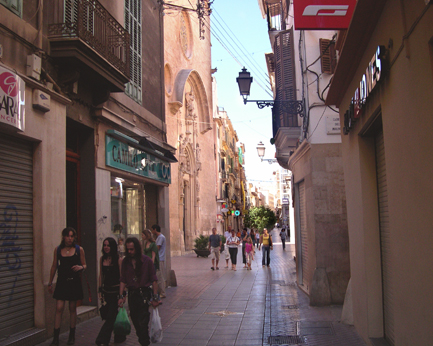 Calle Sant Miquel: Approaching the church of Sant Miquel & its plaza as we walked to Plaa Espanya in Palma
