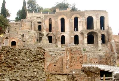 Forum: Building next to Palatine Hill. Palatine Hill - home to emperors and patricians, e.g., the orator Cicero.