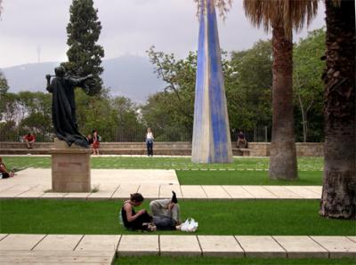 Judy in the background in the park next to the Fundaci Joan Mir on Montjuc.