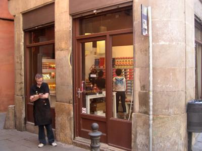 Xocoa Chocolate Shop: Judy entered this shop as we walked from the Plaa de l'Angel to the Museu Picasso