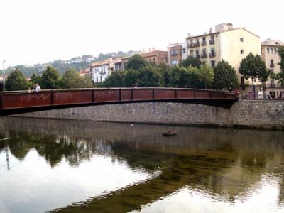 Pont de Sant Feliu over the Onyar. Montjuc, site of the Jewish cemetery from the Middle Ages, is in the background
