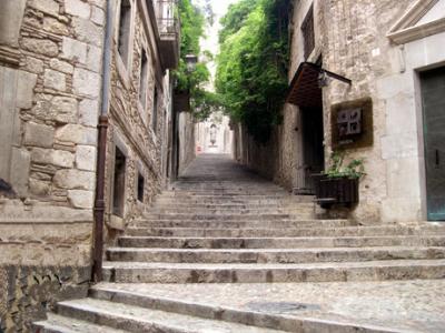 Escales de la Pera, south of the cathedral, in the Jewish Quarter