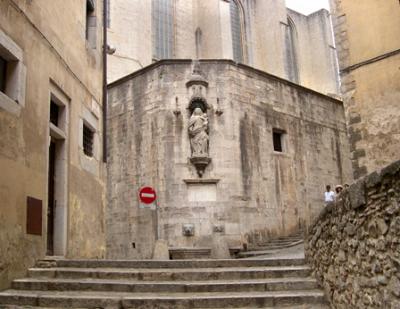 Virgen de la Pera (Virgin of the Pear) statue at the north end of Escales de la Pera in the Jewish Quarter