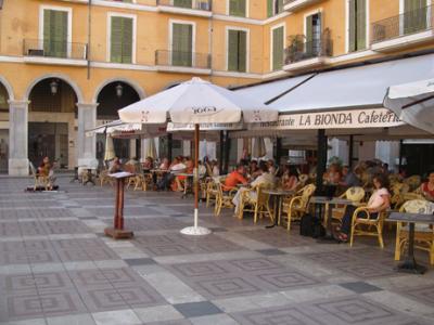 Judy (foreground) having dinner at La Bionda on Plaça Major - music by a terrific flamenco guitarist (street performer)