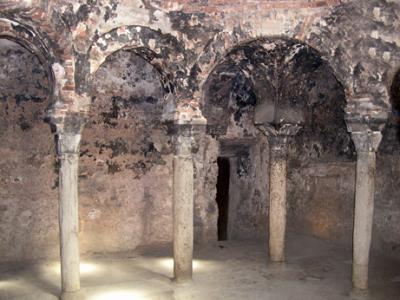 Banys rabs (Arab Baths): From 10th century. Domed hall (Caldarium) - heat from floor - water was scattered to create steam.