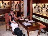 Judy buying pearls by Majorica (helped by her sugar daddy) in Ncar, a jewelry store on Avinguda Rei Jaume III