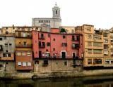 Red house along the Onyar River, built on a medieval wall (seen here). The cathedral is in the backgound.