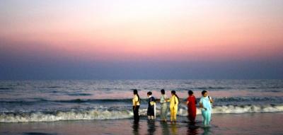 Mumbai ladies at Juhu Beach.jpg