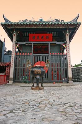 Chinese Temple behind ruins of St Paul College.jpg