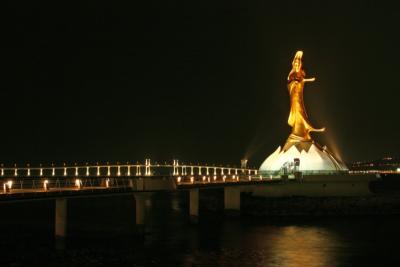 Kuan Iam Statue with new taipa macau bridge.jpg