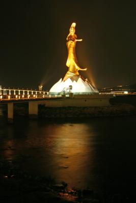 Kuan Iam Statue with reflection.jpg