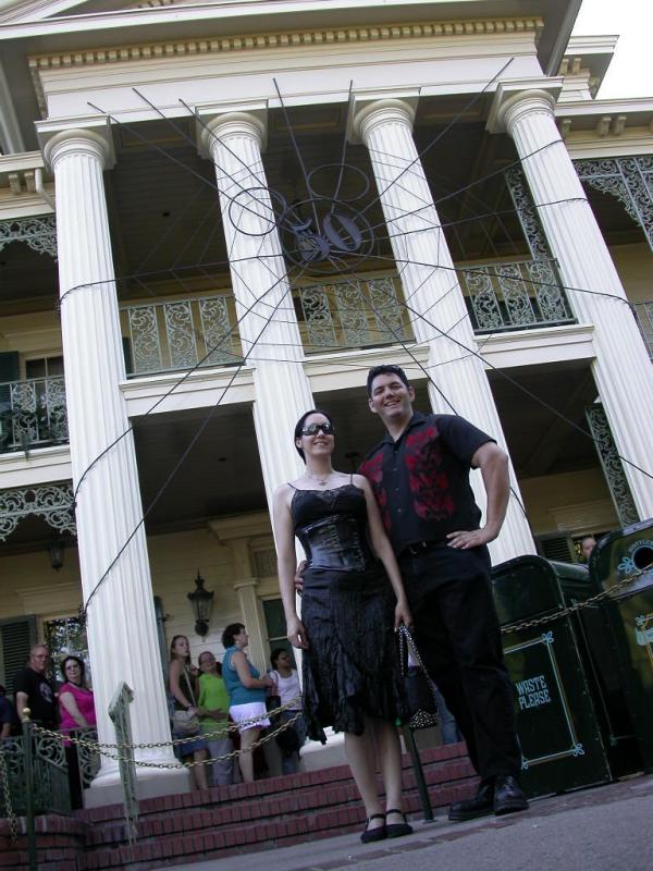 Summers Camera - Lars & Summer in front of Disneys Haunted Masion