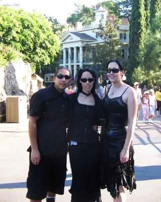 Mark, Laura & Summer in front of the Disney Haunted Mansion
