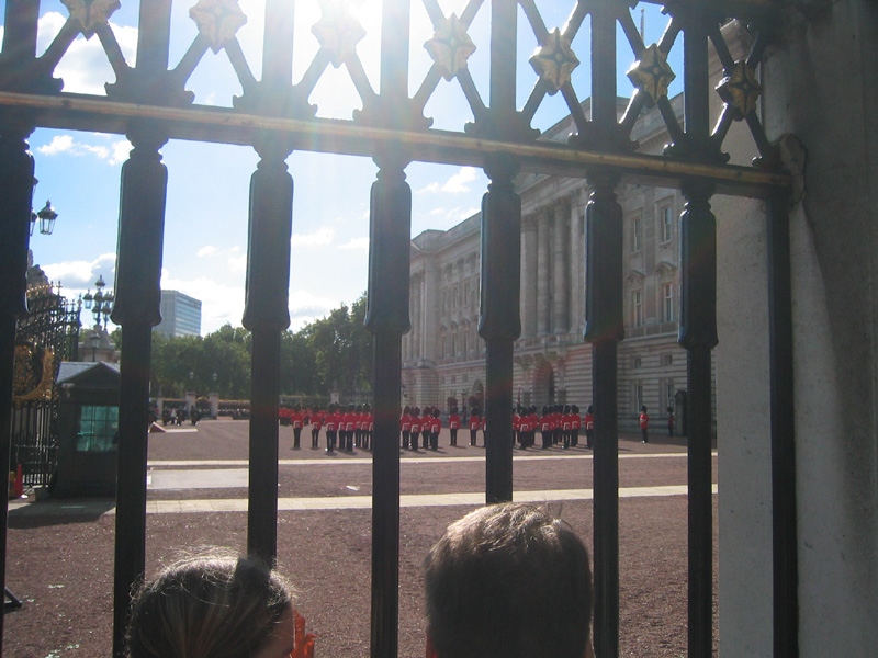 Buckingham_guards.jpg