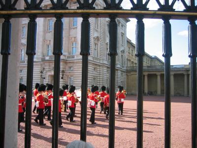 Buckingham_guards_2.jpg