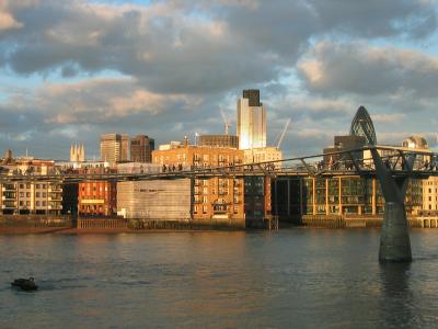 Wobbly_Bridge_skyline.jpg