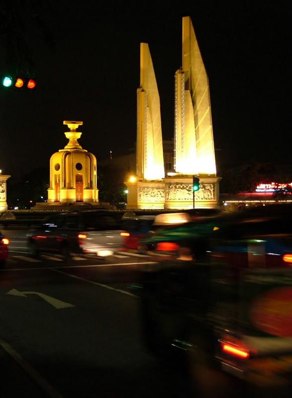 22/9/05 Turn Left at the Democracy Monument