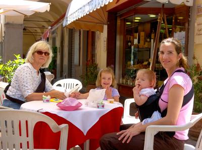 Sidewalk cafe in Montelupo