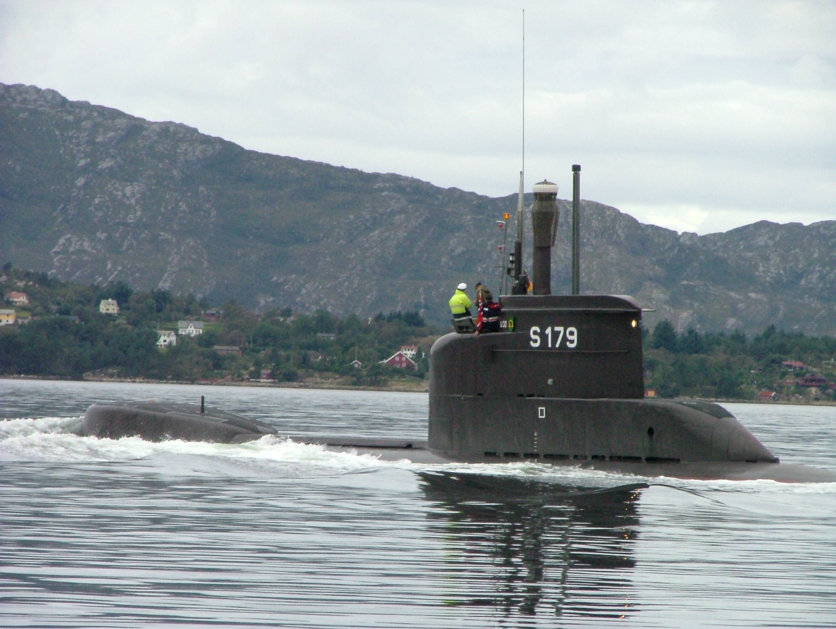 U30 - S179 in Norwegian Fjords-Close encounter-Bergen-Norwegen