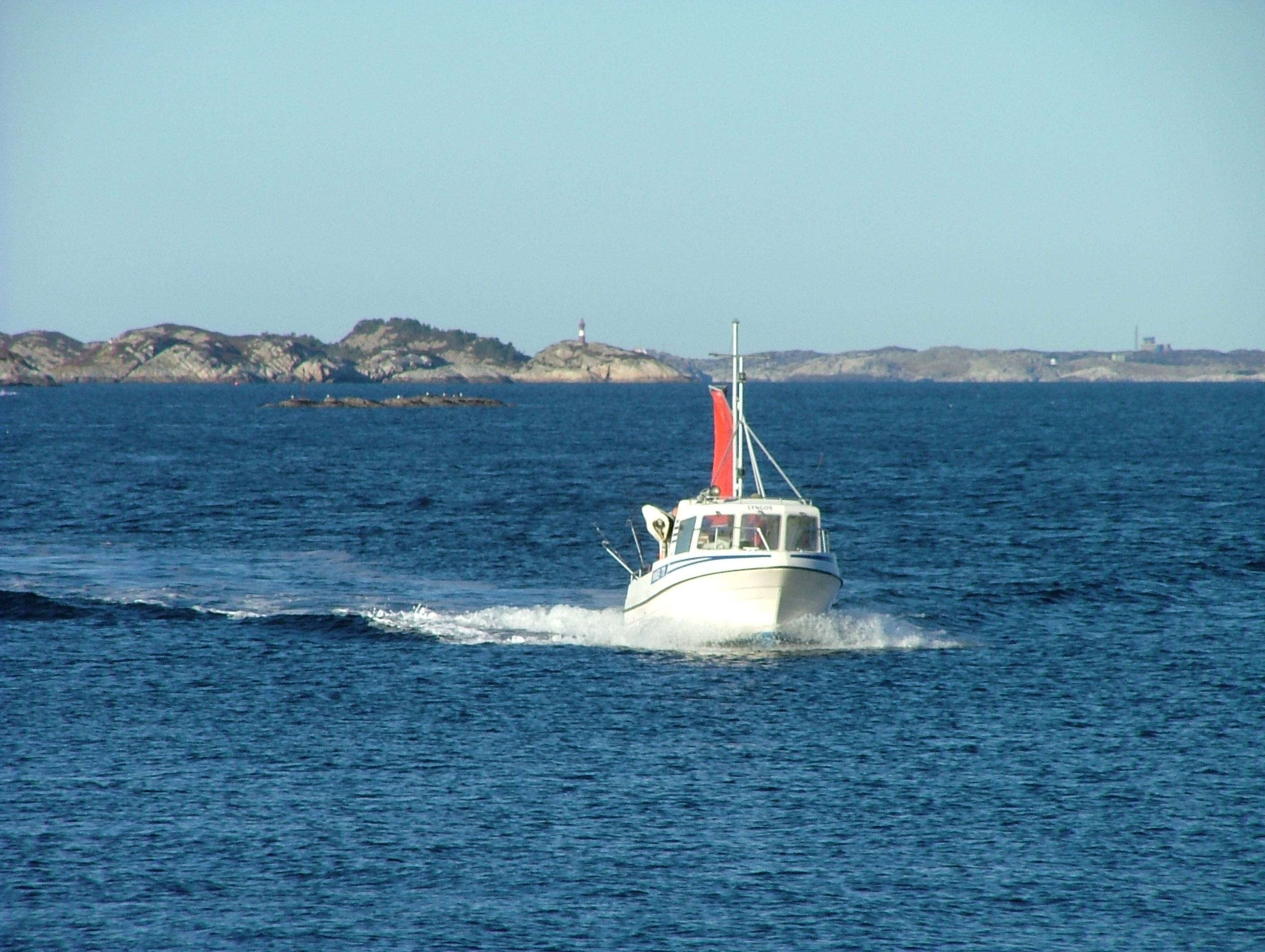 A Fishingboat is on its way to Hellesy
