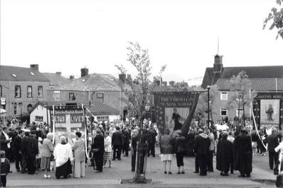 v3/28/557928/3/47456323.MOSSLEYSWHITWALKSMARKETBWHITEm.jpg