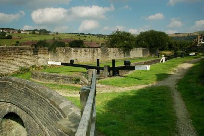 v3/28/557928/3/47846308.canallocks2mossley.jpg