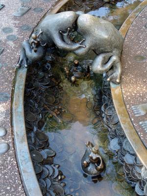 118 sapos se beijando - detalhe da fonte do parque de esculturas