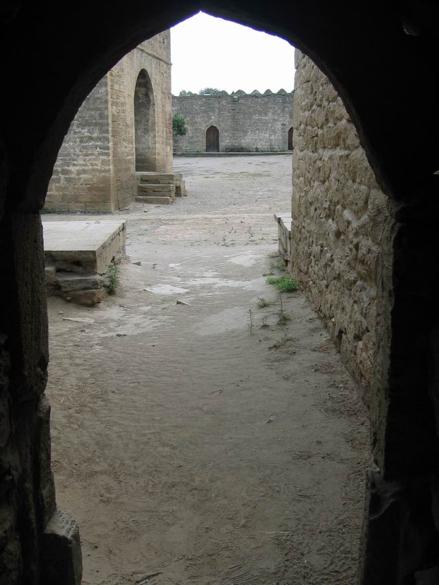 Looking into the courtyard of Ateshgah.