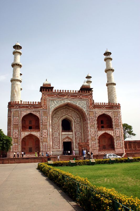 The regal approach, Sikandra, Agra