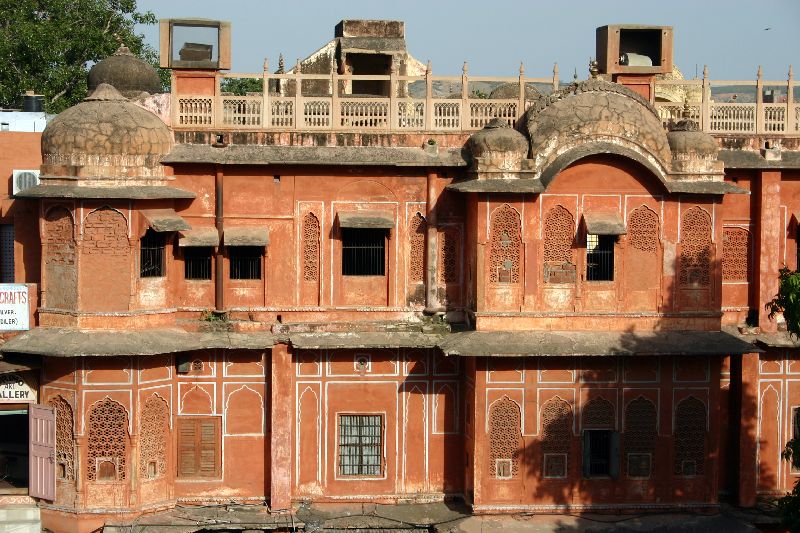 Hawa Mahal, Pink city walls