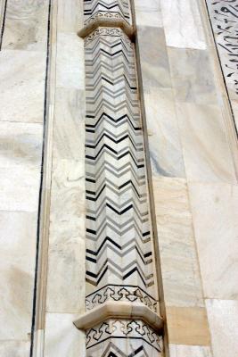 Optical Illusion - only 3 panels not 5, Taj Mahal, India