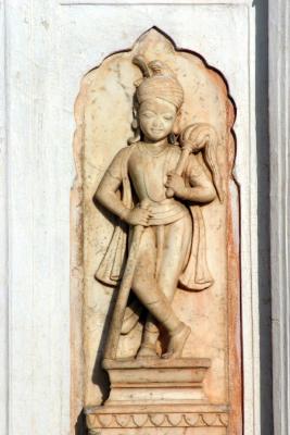 Hawa Mahal, Carving at the gate