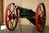 Hawa Mahal, Cannon at the gate