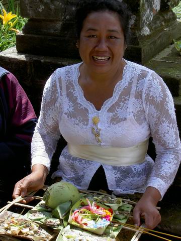 Woman with offerings at Pura Ulun Danu Bratan