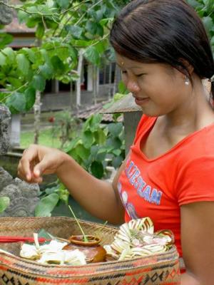 Hindu woman prayer at Gunung Kawi