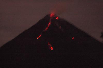 Volcan Arenal at night